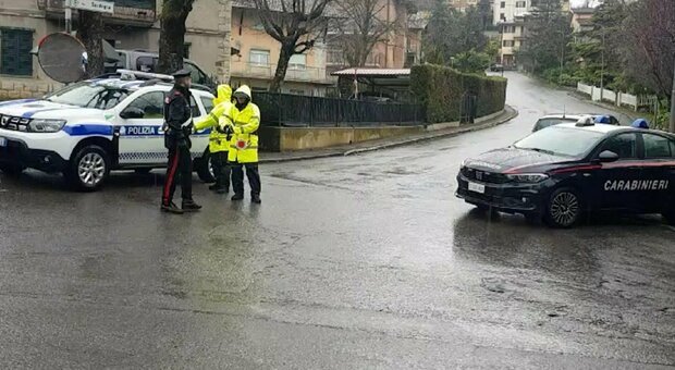 Carabiniere in pensione barricato in casa con la moglie nel modenese: si consegna agli ex colleghi dopo lunga trattativa