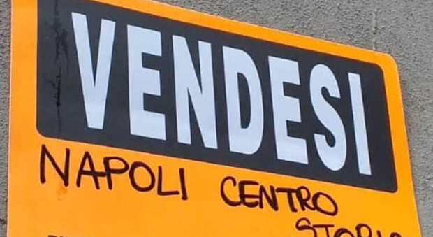 immagine «Vendesi appartamento: no napoletani», spunta il cartello razzista nel centro storico di Napoli