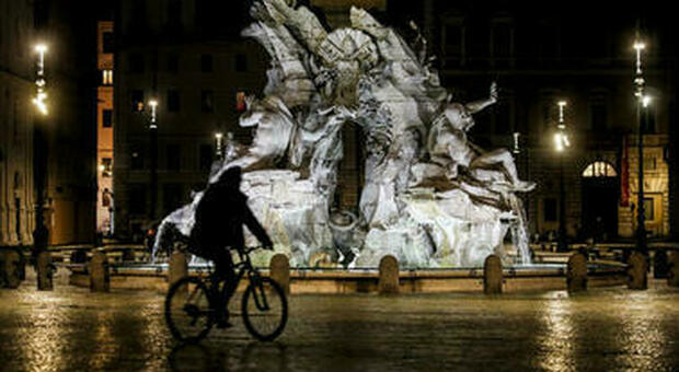 Roma, bagno notturno nella fontana dei Quattro Fiumi a piazza Navona: multati tre giovani turisti francesi
