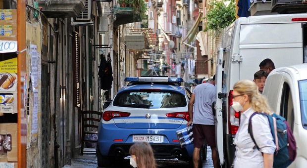 Napoli, contrabbando di sigarette: arrestato un uomo ai Quartieri Spagnoli che ne nascondeva 15 chili in casa