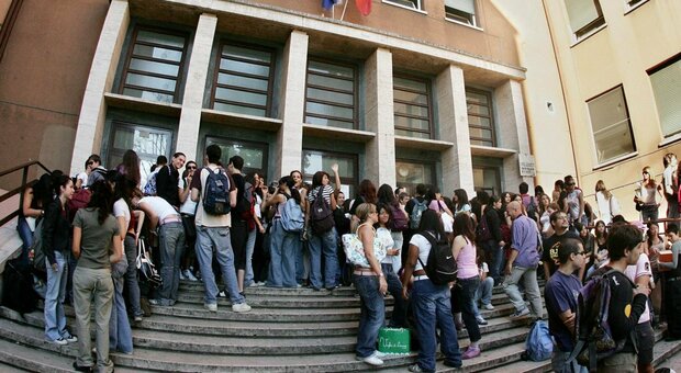 Borse di studio a tutti gli idonei, stanziati oltre 17 milioni: sussidi a 5mila studenti finora esclusi per mancanza di fondi