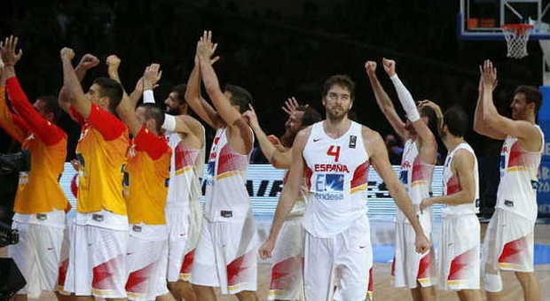 Spagna-Lituania, ultimo atto di Eurobasket 2015 Rudy Fernandez contro l'amico Maciulis