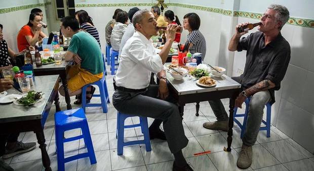 Obama, birra e cena low cost in Vietnam con lo scrittore Anthony Bourdain