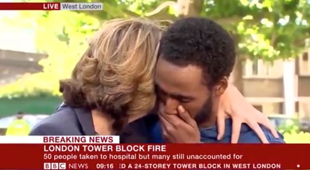Londra, un sopravvissuto piange in diretta e la reporter della Bbc lo abbraccia: «Un padre ha lanciato i suoi due figli da una finestra»