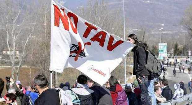 Primo maggio, scontri al corteo di Torino Antagonisti e NoTav contro il Pd