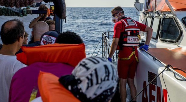 Migranti, stop alla nave Alan Kurdi: «No dell'Italia alla richiesta d'ingresso» della ong Sea Eye