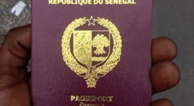 Chiede permesso di soggiorno con passaporto falso: arrestato