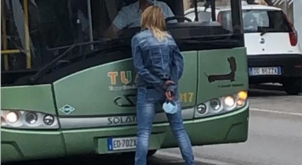 L'autista non la fa salire, donna si piazza immobile davanti al muso del bus