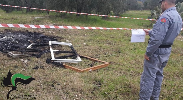 Bruciano rifiuti di legno e plastica in un terreno agricolo: due persone denunciate dai carabinieri forestali