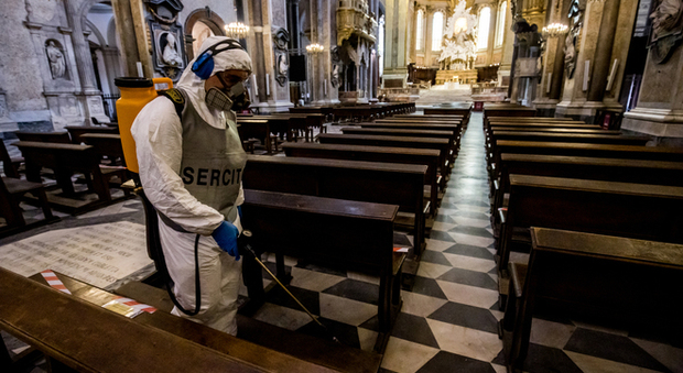 Fase 2, una squadra dell'Esercito sanifica il Duomo di Napoli