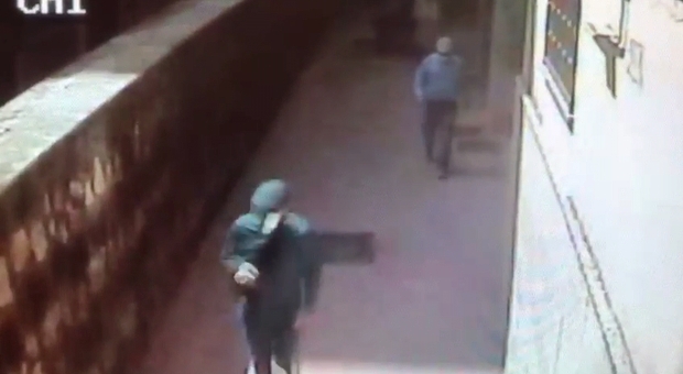 Guanti, mascherina e cappello: ecco i ladri messi in fuga dai residenti a Gragnano