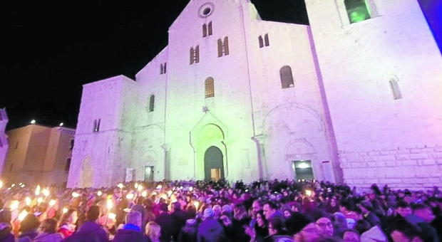 Natale, dopo il Covid tornano le tradizioni: il 2 dicembre le luminarie e la prima esposizione della statua di San Nicola