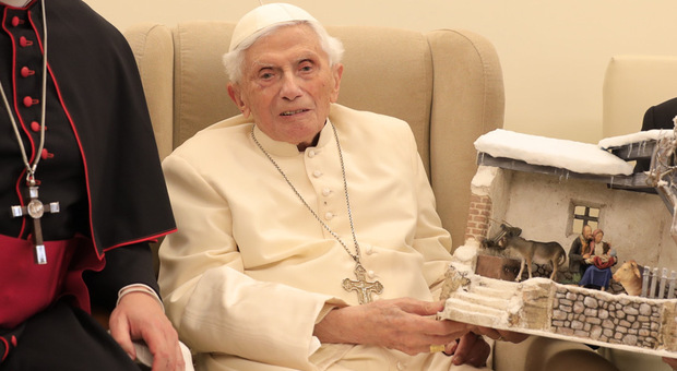 Ratzinger, rubata la croce pettorale che aveva lasciato in eredità alla sua chiesetta in Baviera