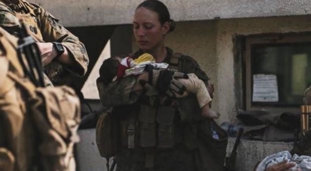 Nicole Gee, la marine che cullava il bimbo tra i marines uccisi nell'attacco all'aeroporto di Kabul