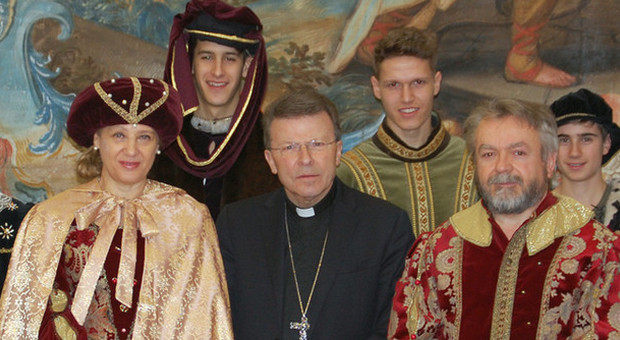 I figuranti della nobile famiglia Petrucci con il vescovo