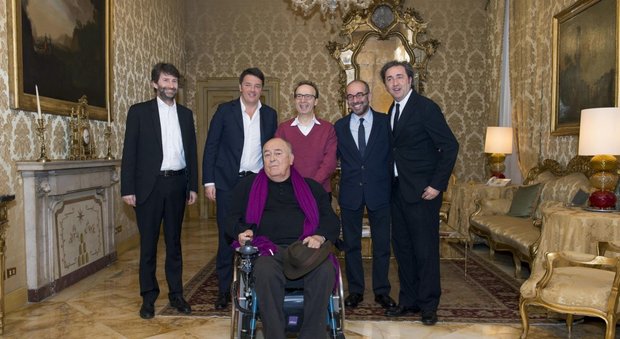 Benigni a palazzo Chigi scherza sulle statue coperte: «Renzi ci ha accolto nudo»
