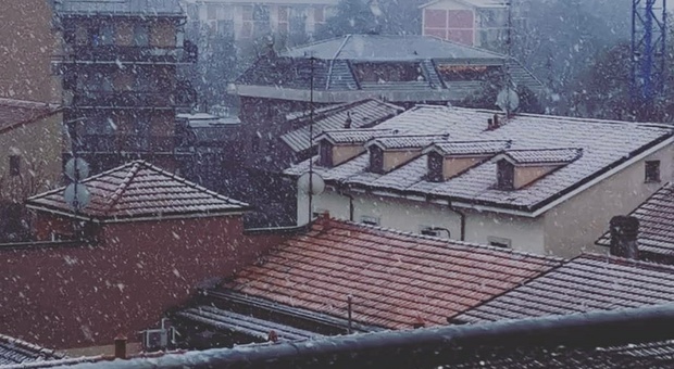 Milano, bianco risveglio: copiosa nevicata sulla città
