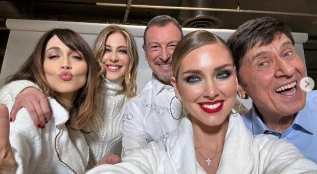 Sanremo 2023, Chiara Ferragni mostra il dietro le quinte: il selfie con le co-conduttrici. Ma c'è un grande assente