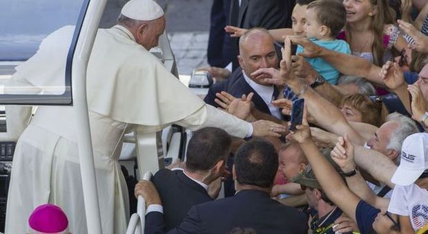 Papa Francesco prega davanti alla Sindone. Visita a Torino: "Sono vicino a chi non ha lavoro"