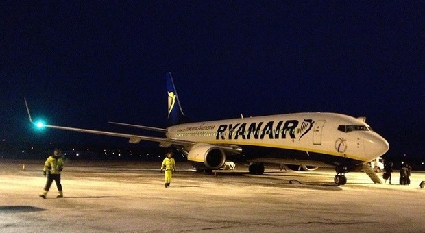 Un velivolo della Ryanair fermo in pista