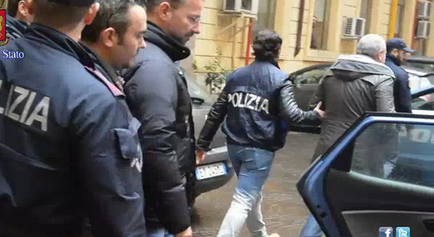 Scoprono ladri mentre rapinano l'appartamento: arrestati due georgiani