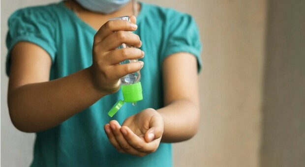 Bambina a scuola col lubrificante intimo della mamma: «Lo aveva scambiato per gel igienizzante»
