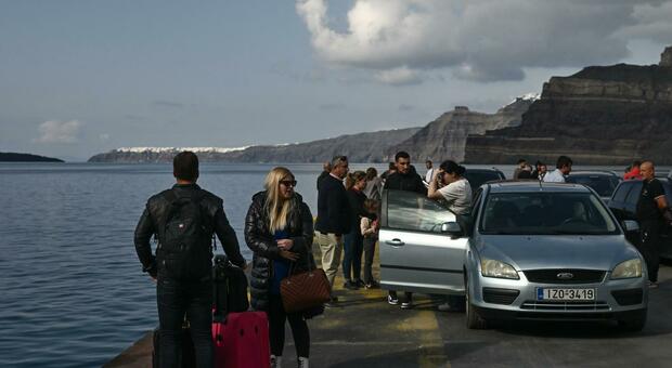 Terremoto Santorini, sciame sismico in corso: scosse quasi di magnitudo  5.0. I residenti dormono in auto