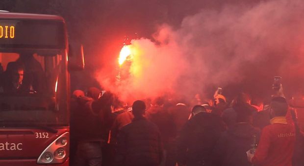 Petardi e pesanti torce: scatta il Daspo per 5 tifosi del Galatasaray, ferito l'autista di un autobus a Villa Borghese