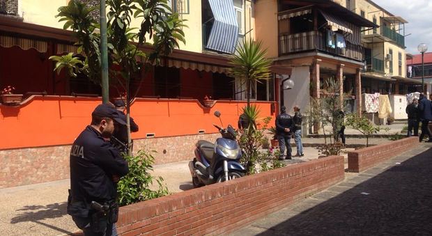 Sparatoria in pieno giorno a Napoli 4 feriti nella lite condominiale