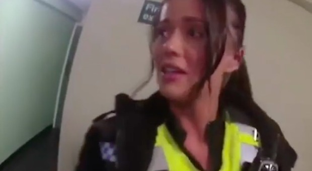 Sputa negli occhi della poliziotta durante l'arresto, lei scoppia in lacrime: «Ho paura per il coronavirus». Il video choc