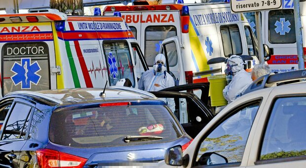 Coronavirus a Napoli, lunghe code di ambulanze e auto fuori dagli ospedali: «Guardia medica faccia visite a casa»