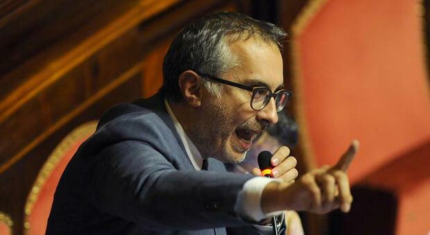 Ciampolillo di nuovo in zona Cesarini annuncia il no e fa un mini-show anti-Salvini. Casellati lo riprende: «Ma lei arriva sempre all'ultimo»