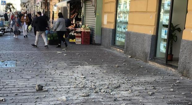 Napoli, pioggia di calcinacci davanti alla tabaccheria alla Torretta: paura tra i passanti