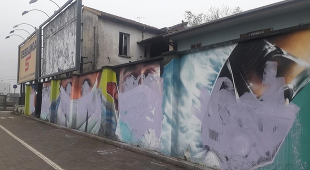 Vandali a Quarto Oggiaro, imbrattati i murales dedicati a medici e infermieri dell'ospedale Sacco