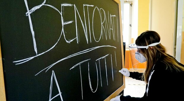 Covid in Campania: «Più controlli all'ingresso e all'uscita delle scuole contro gli assembramenti»