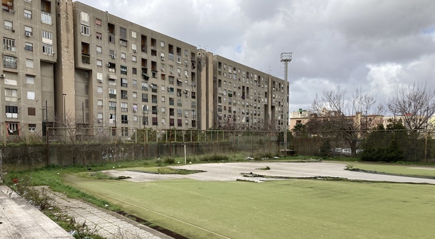 A Napoli Est si gioca tra degrado e pericoli: in abbandono l'area sportiva del «Bronx»