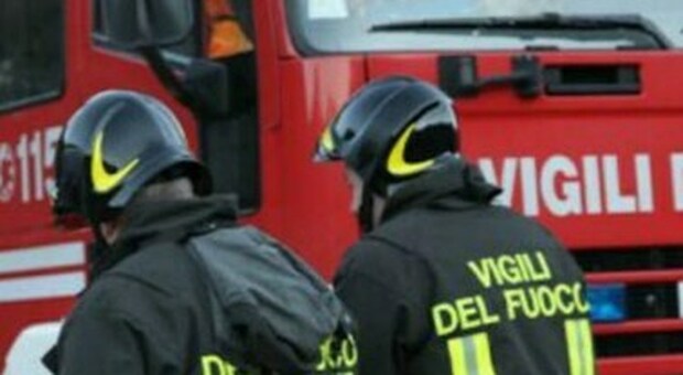 Incendio e paura in un'abitazione, vigili del fuoco in azione nel Casertano