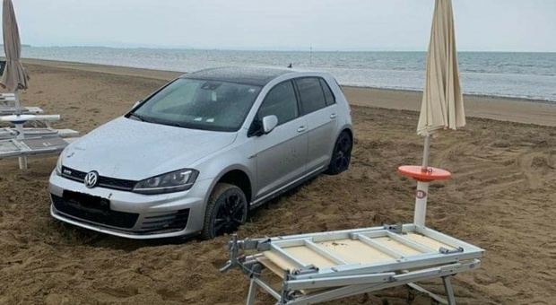 Auto in spiaggia a LIgnano