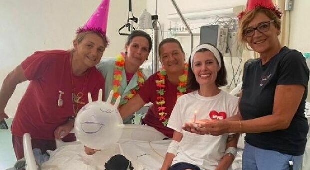 Turista australiana accusa un malore durante la luna di miele in Puglia: l'ospedale le salva la vita e le organizza una festa per il compleanno