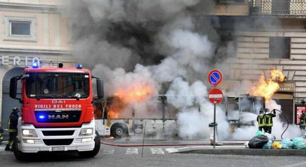 Padova, bus pieno di studenti prende fuoco vicino alla fermata della scuola: l'autista salva 50 studenti