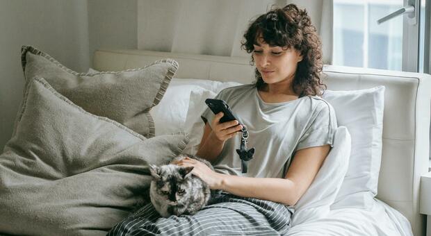 Lavoro, allarme burnout e stress ma gli psicologi avvertono: «Poltrire a letto col telefono può essere peggio»