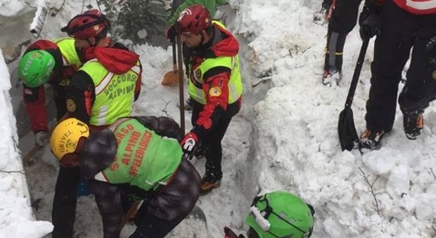 Il Soccorso Alpino su Facebook: "Né angeli della neve né eroi, è il nostro dovere"