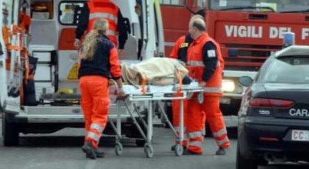 Ferrara, si ribalta un pullman di turisti diretto a Roma. Un morto e oltre 70 feriti