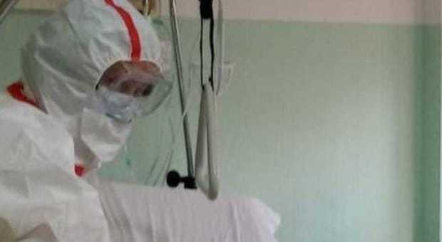 Coronavirus, il messaggio del marito dall'ospedale: «Mi stanno intubando, ciao