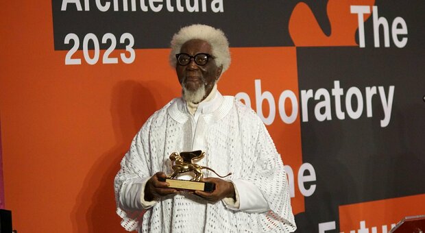 Demas Nwoko, 88 anni, artista, designer e architetto nigeriano