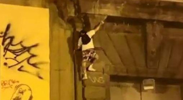 Napoli, movida choc: si arrampica sulla facciata dell'università L'Orientale e precipita da 3 metri