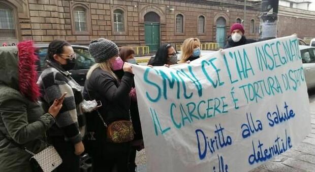 Covid a Napoli, protesta al carcere di Poggioreale: «Più cure per i detenuti. Qui ci sono esseri umani, non animali!»