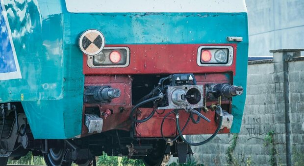 Treno travolge e uccide 5 operai al lavoro sui binari, tragedia nel Torinese. Viaggiava a 160 km orari