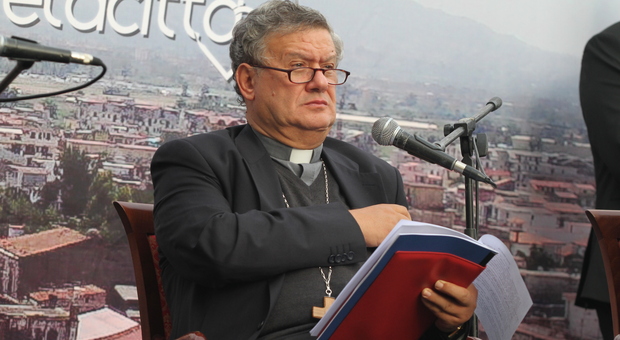 Terra dei fuochi, intervista al vescovo Antonio Di Donna: «Si fa troppo poco e c'è chi nega anche i rischi»