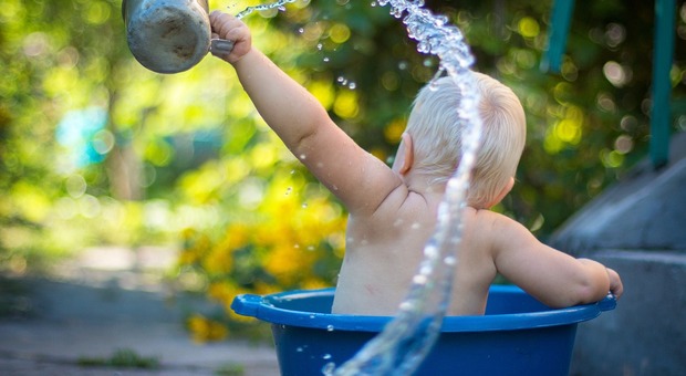 Acqua ai bambini, perché i genitori non dovrebbero mai darla: tutti i rischi